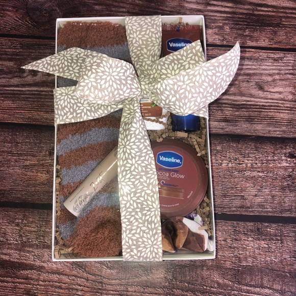 Cozy Socks & Hair Accessory Gift Set Vaseline Intensive Care Cocoa Glow w/Fuzzy - Picture 13 of 15